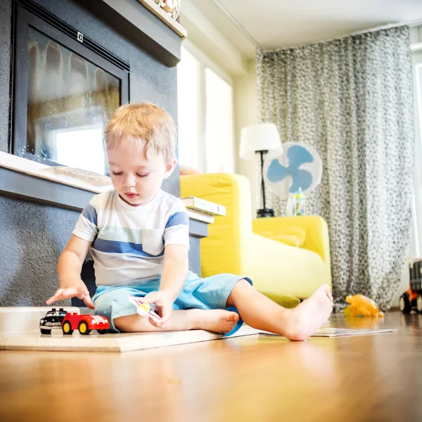 Niño Dos Años Está Jugando Con Sus Juguetes Coches Sala —  Fotos de Stock