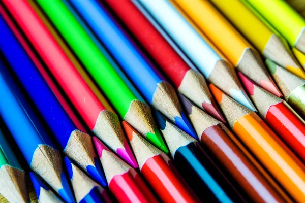 Lápices Colores Arco Iris Multicolor Sobre Fondo Texturizado Madera Sucia — Foto de Stock