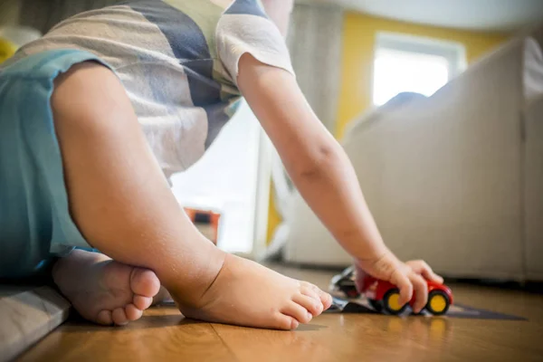 Dva Roky Starý Chlapec Hraje Jeho Hračky Auta Obývacím Pokoji — Stock fotografie