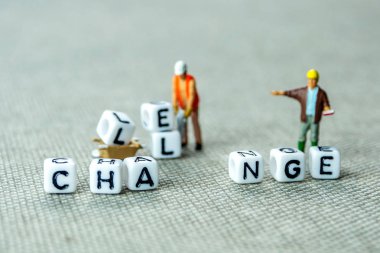 Beyaz küpleri yeni kelime oluşturma word challenge ile değiştirmek, kişisel gelişim ve kariyer büyüme veya kavramı, beyaz arka plan izlerken minyatür figürler ile destenizi