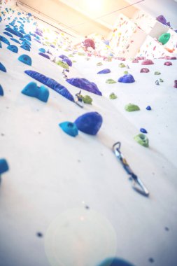 Genç çocuk bir yapay tırmanma üst için önde gelen bir ip asılı closeup duvar, kişisel gelişim ve kariyer büyüme veya kavramı destenizi