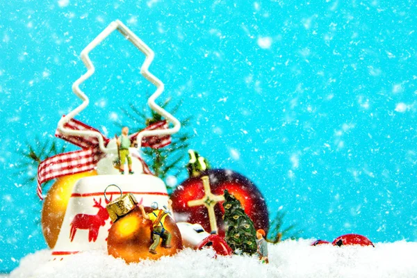 Gros Plan Décoration Noël Avec Figurines Miniatures Neige Tombant Sur — Photo