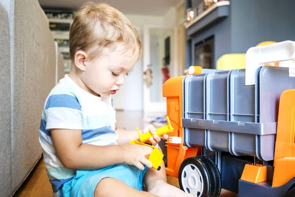 Два Года Мальчик Играет Своими Игрушками Машины Гостиной Солнечный День — стоковое фото