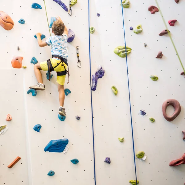 Closeup Young Boy Hanging Rope Leading Top Artificial Climbing Wall — Stock Photo, Image