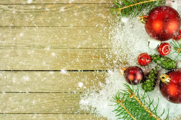 ジングルの鐘 針クリスマス ボールと木製の背景に降る雪とクリスマスの装飾のクローズ アップ — ストック写真