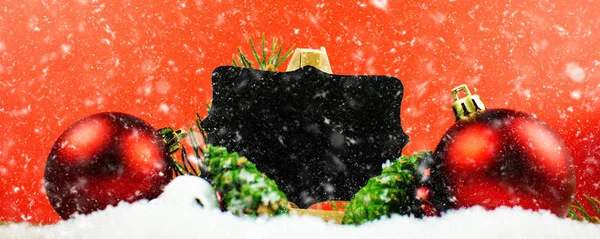 Decoración Navideña Con Nieve Cayendo Sobre Fondo Rojo Con Espacio —  Fotos de Stock