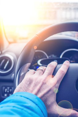 Beyaz evli adam sol el ile sürüş tekerlek tutuyor