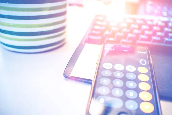 Fechamento Espaço Trabalho Escritório Com Telefone Celular Teclado Preto — Fotografia de Stock