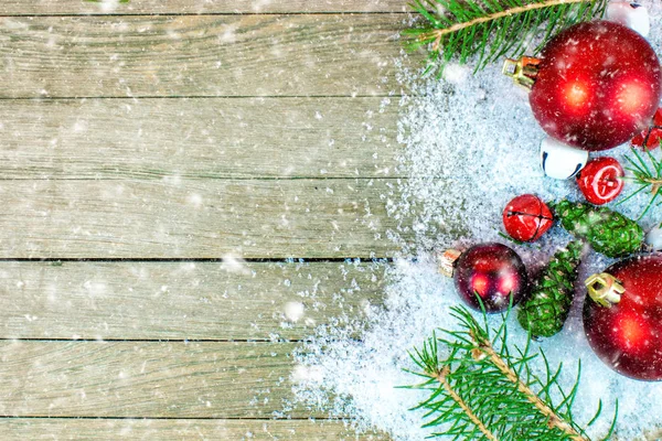 Gros Plan Décoration Noël Avec Neige Tombant Sur Fond Bois — Photo