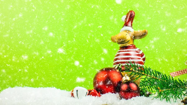 コピーの領域と赤の背景に雪とクリスマスの装飾 — ストック写真