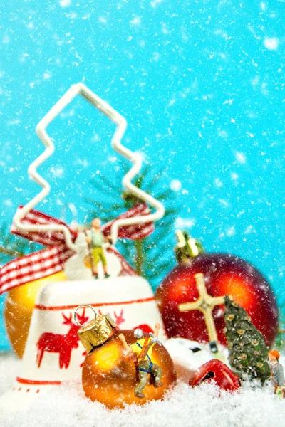 雪が降っていると青の背景にミニチュア置物クリスマス装飾 — ストック写真