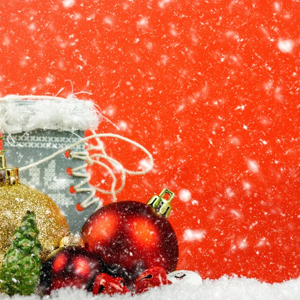 コピーの領域と赤の背景に雪とクリスマスの装飾 — ストック写真