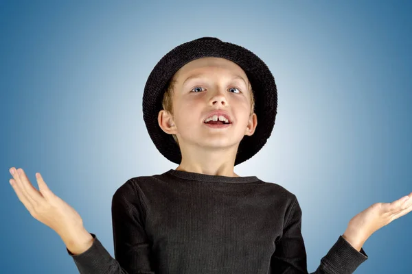 Close Menino Camisa Preta Chapéu Preto Com Sorriso Alegre Pouco — Fotografia de Stock