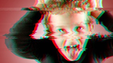 siyah gömlek ve siyah şapka genç çocuk closeup yüzünün dijital aksaklık gürültü arka plan ile anry ve çılgınlık ifade ile