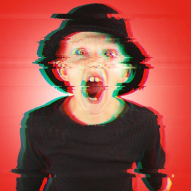 siyah gömlek ve ağır çığlık ifade ve dijital aksaklık gürültü arka plan ile geniş açık gözleri siyah şapka genç çocuk closeup