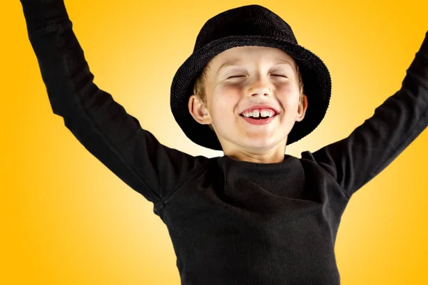 Primo Piano Del Ragazzo Camicia Nera Cappello Nero Con Vittoria — Foto Stock