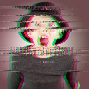 siyah gömlek ve ağır çığlık ifade ve dijital aksaklık gürültü arka plan ile geniş açık gözleri siyah şapka genç çocuk closeup