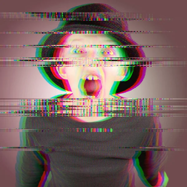 siyah gömlek ve ağır çığlık ifade ve dijital aksaklık gürültü arka plan ile geniş açık gözleri siyah şapka genç çocuk closeup