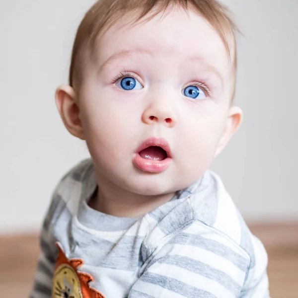 Een Jaar Oud Jongen Met Blauwe Ogen — Stockfoto