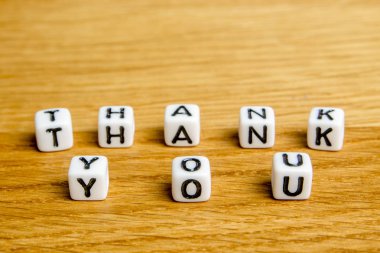 küçük dices koleksiyonu resimleri ahşap arka plan üzerinde onun zaman tablosunun bir bölümü adanmış toplantı ekibinin bir parçası olarak belirli sözcük teşekkür ederim şekillendirme ile küçük minyatür figürler