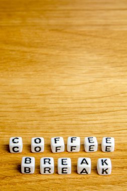 küçük dices koleksiyonu resimleri ahşap arka plan üzerinde onun zaman tablosunun bir bölümü adanmış toplantı ekibinin bir parçası olarak belirli sözcük kahve molası şekillendirme ile küçük minyatür figürler