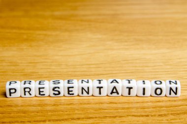 küçük dices sözcüğü sunusu koleksiyonu resimleri ahşap arka plan üzerinde onun zaman tablosunun bir bölümü adanmış toplantı ekibinin bir parçası olarak şekillendirme