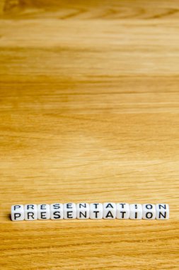 küçük dices sözcüğü sunusu koleksiyonu resimleri ahşap arka plan üzerinde onun zaman tablosunun bir bölümü adanmış toplantı ekibinin bir parçası olarak şekillendirme