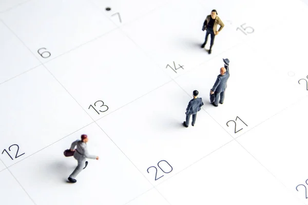 Primer Plano Figurillas Miniatura Pie Calendario Diario Planificación Rutina Oficina —  Fotos de Stock