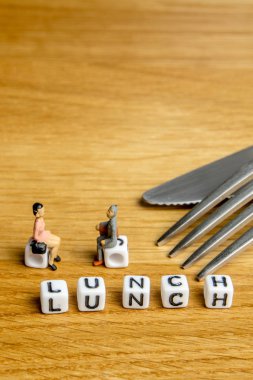 küçük dices koleksiyonu resimleri ahşap arka plan üzerinde onun zaman tablosunun bir bölümü adanmış toplantı ekibinin bir parçası olarak belirli sözcük şekillendirme ile küçük minyatür figürler