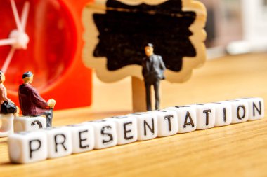 küçük dices koleksiyonu resimleri ahşap arka plan üzerinde onun zaman tablosunun bir bölümü adanmış toplantı ekibinin bir parçası olarak belirli sözcük şekillendirme ile küçük minyatür figürler