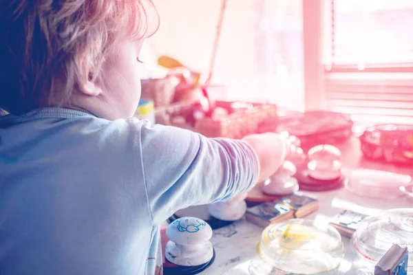 Young Child Boy Having Fun While Playing Stamps Tempera Paints — Stock Photo, Image