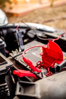 tam olarak şarj cihazı ile şarj ederken boş araba Akü Pil kelepçeler bağlı