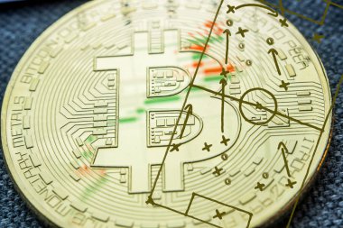 Altın bitcoin sikke closeup futbol futbol oyun taktik ve strateji üzerinde çizilmiş under resim ile