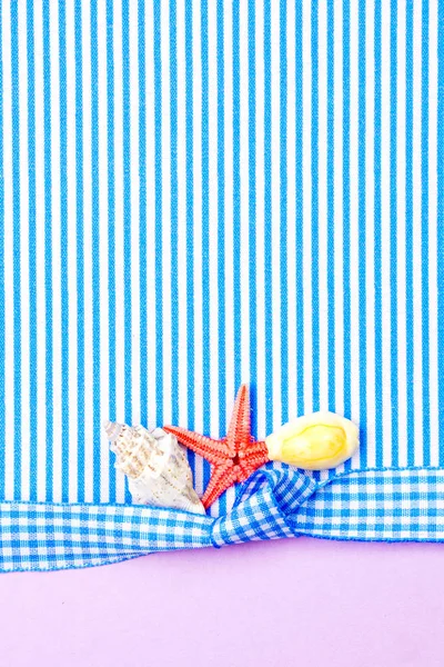 节日礼品卡与蓝色弓和丝带在中间和紫色和蓝色背景和三个海贝壳与足够的复制空间的文本 — 图库照片