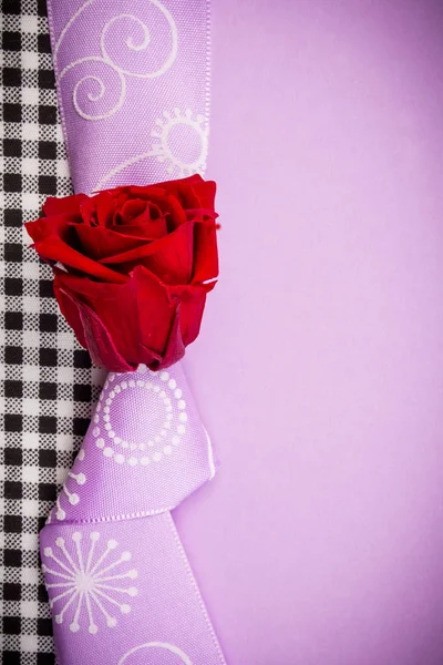 Glückwunsch Oder Valentinskarte Mit Violettem Hintergrund Mit Einer Roten Rose — Stockfoto