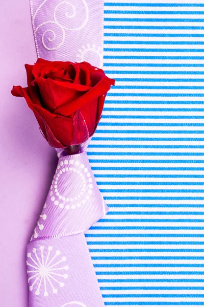 Tarjeta Felicitación Regalo San Valentín Con Fondo Violeta Con Una — Foto de Stock