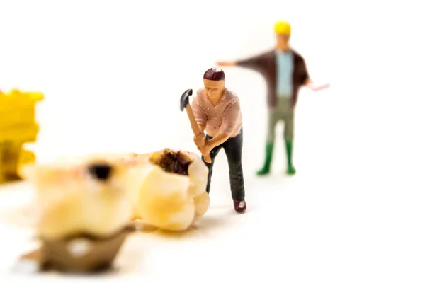 Figuritas Miniatura Trabajadores Arreglar Problema Con Grandes Caries Molar Dientes — Foto de Stock
