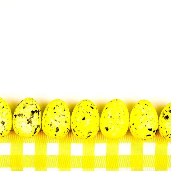 Wielkanoc Streszczenie Bilecik Żółty Biały Teksturowanej Tło Żółtym Pisanki Wierszu — Zdjęcie stockowe