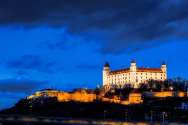 Bratislava castle dramatik manzarası ile nehir yüzeyinden gece görünümü 