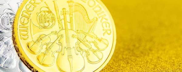 Ezüst és arany osztrák phillharmonikers uncia érmék g — Stock Fotó