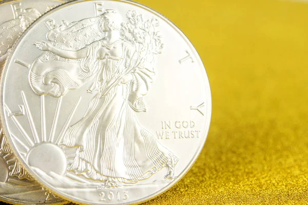 シルバーイーグルとゴールデン・アメリカン・イーグルは黄金の背景にコインを投げ — ストック写真