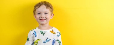 sevimli yüz ifade ile güzel küçük üç yaşında çocuk 