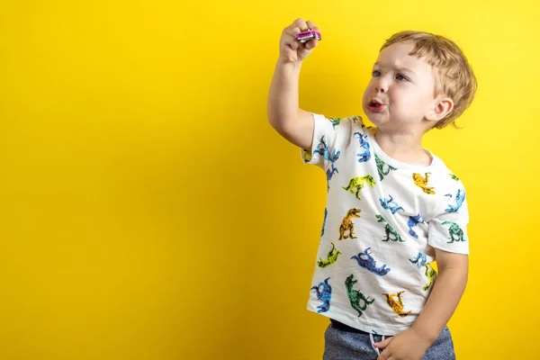 Adorable small three years old boy with cute face expression pla — Stock Photo, Image