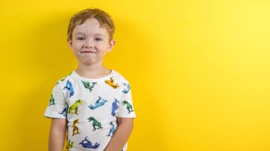 sevimli yüz ifade ile güzel küçük üç yaşında çocuk 