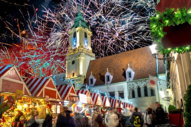 Noel pazarı sırasında Bratislava, Slovakya gece ana kare