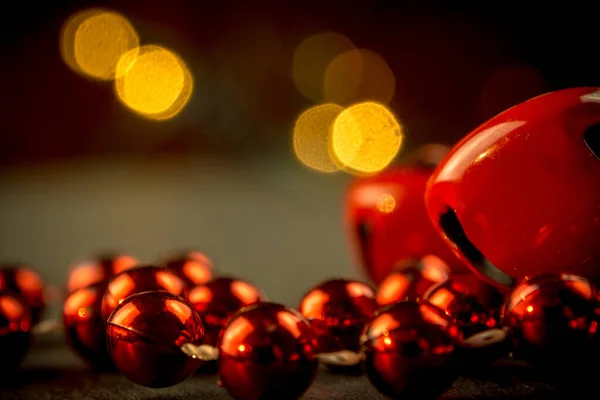 Decoraciones de Navidad primer plano con luces borrosas y ambiente acogedor —  Fotos de Stock