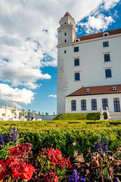 Inte Vanlig Utsikt Över Bratislavas Slott Bakifrån Del Slottsträdgården Varma — Stockfoto