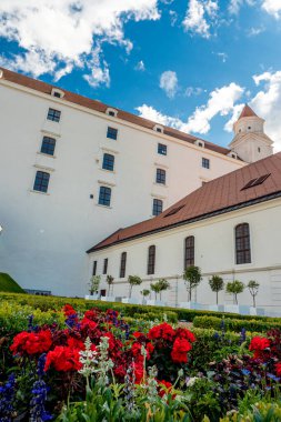 Bratislava Kalesi 'nin sıradan bir manzarası yok. Arka bahçeden kale bahçesinin sıcak yaz günlerinde.