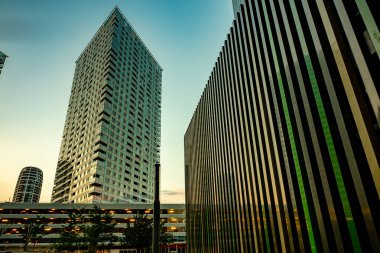 Slovakya 'nın modern kesiminin akşam manzarası Bratislava, iş bölgesi yaz günbatımında altın saat