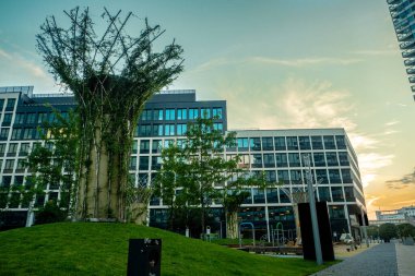 Slovakya 'nın modern kesiminin akşam manzarası Bratislava, iş bölgesi yaz günbatımında altın saat